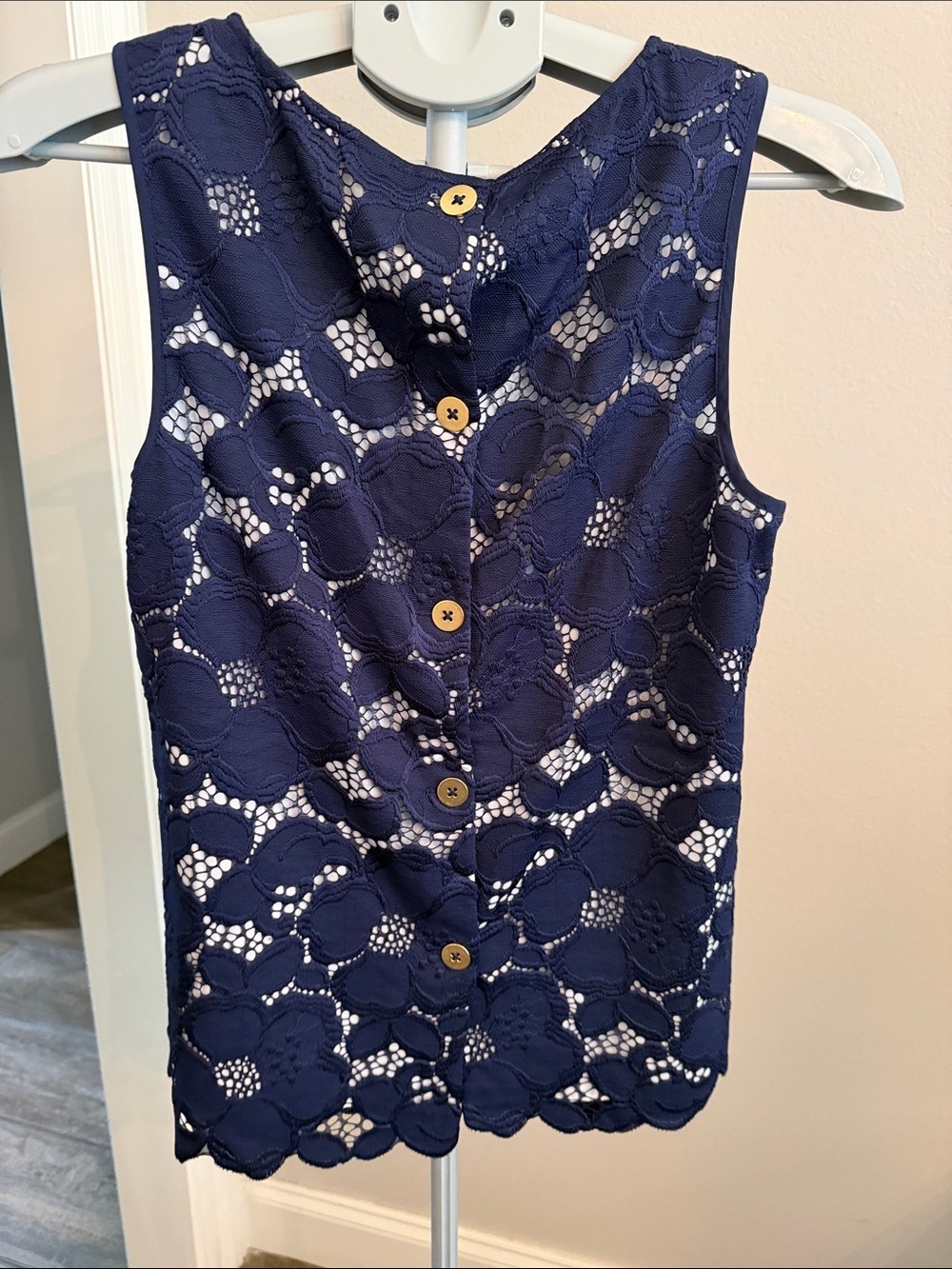 Lilly Pulitzer Blue Lace Blouse with Elegant Design - Picture 4 of 7